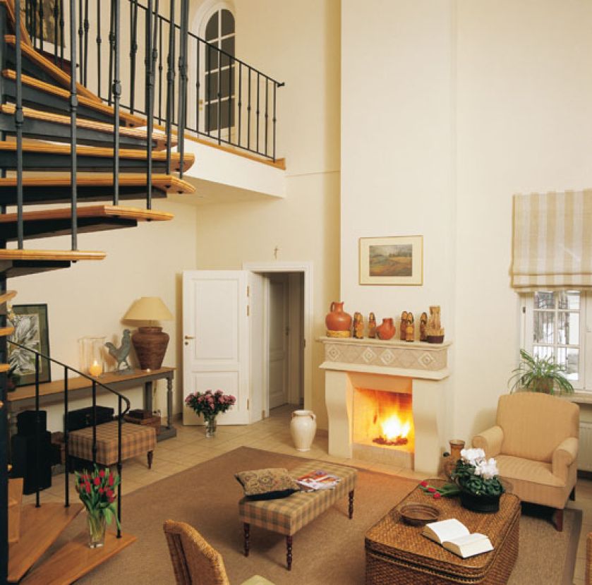 Kameralny rodzinny salonik. Stąd malowniczymi krętymi schodkami wchodzi się do reprezentacyjnej części domu.