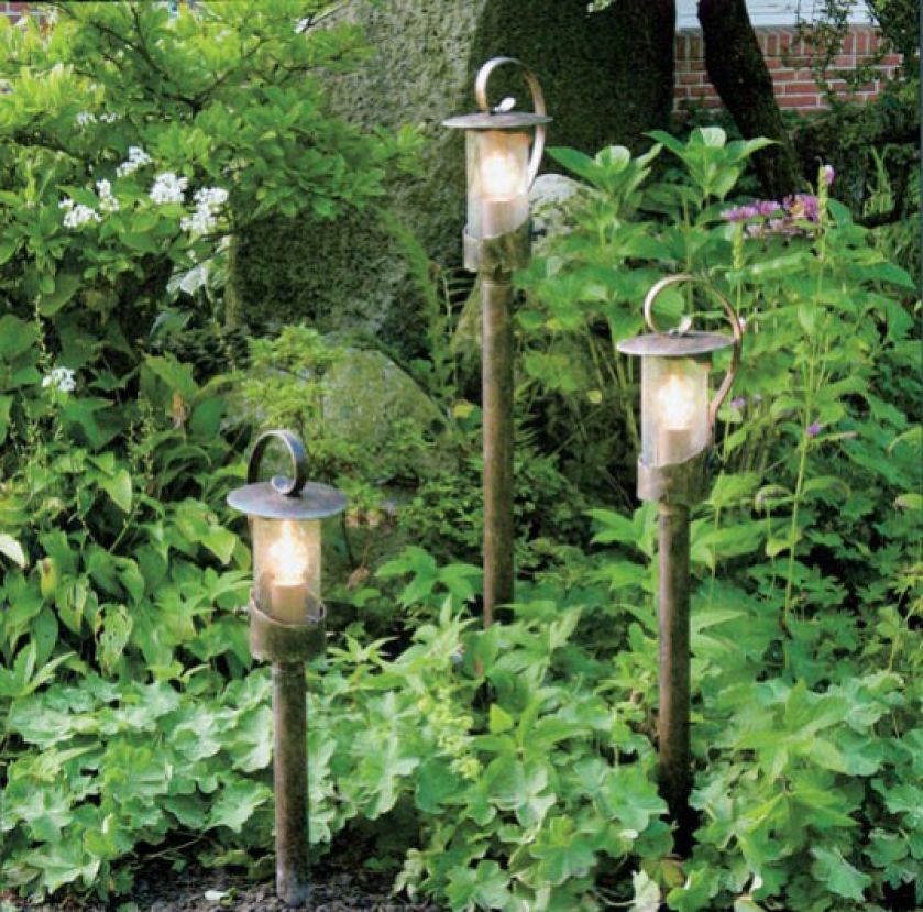 Ręcznie kute stalowe latarenki. Klosze ze szkła stylizowanego na stare