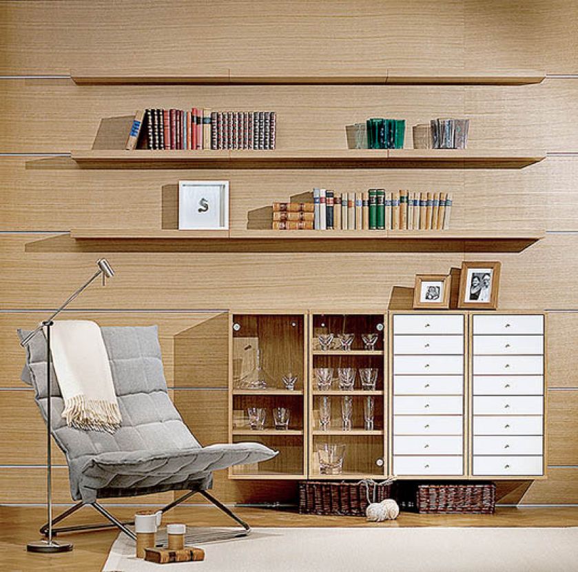 Idealny kącik do czytania. Zestaw półek i wiszących kubików (w fornirze dębowym) kosztuje ok. 5500 euro. MUUNTO