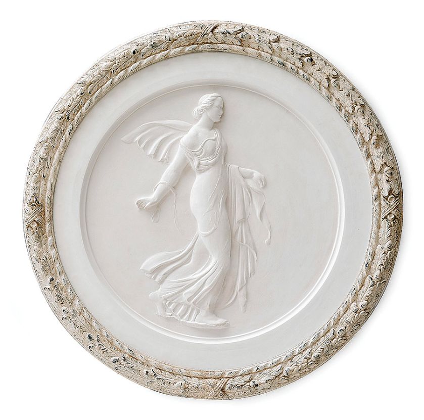 Gipsowe tondo z klasycznym reliefem otoczone drewnianą postarzaną ramą.