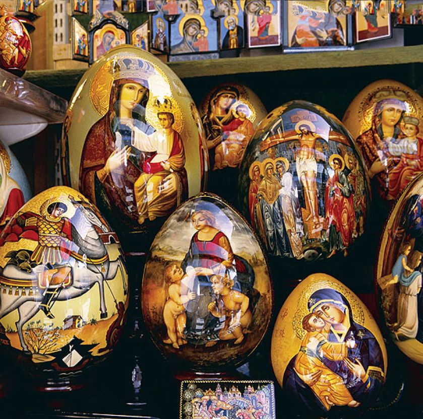 Historia pisanek sięga zamierzchłych czasów. Dziś wykonują je nie tylko gospodynie, ale i wielcy artyści,