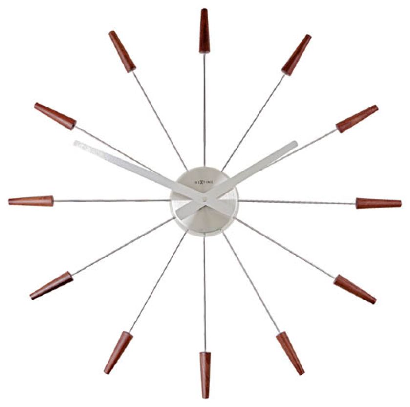 Promienisty zegar NeXtime Plug Inn ze stali szlachetnej (379 zł). CZERWONA MASZYNA