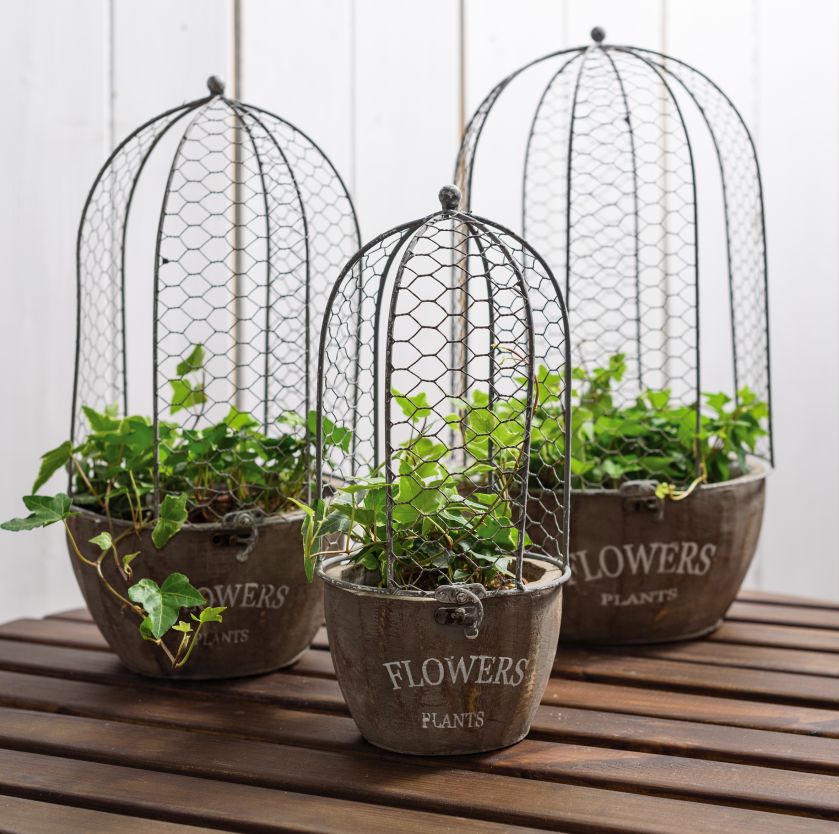 Osłonki prowansalskie, których głównym akcentem jest metalowa, finezyjna kopuła przypominająca klatkę. Zdjęcia: materiały