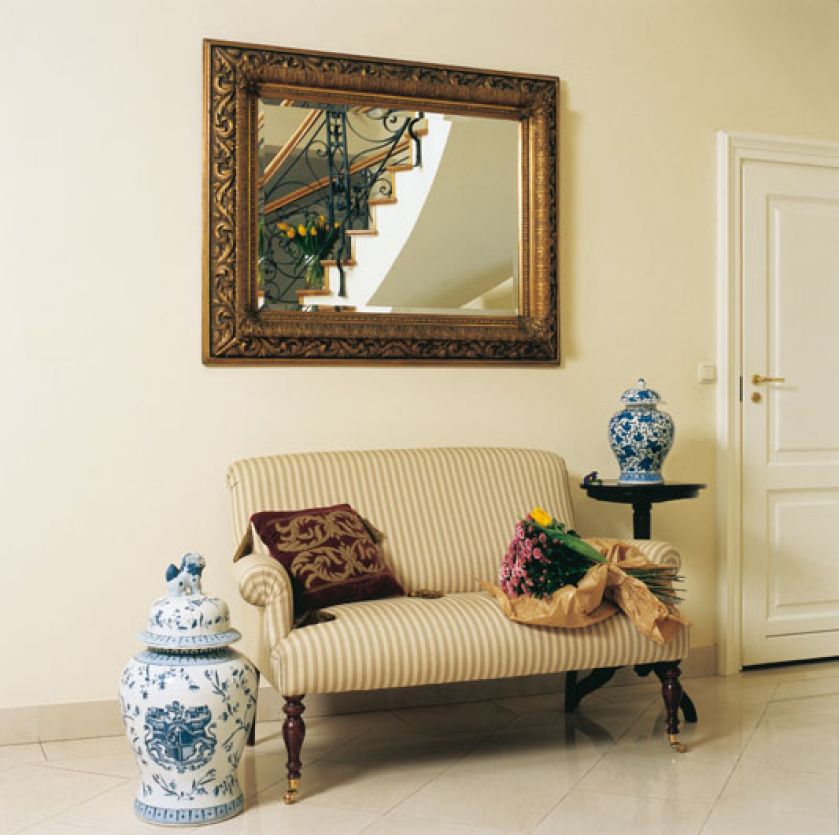 W reprezentacyjnym holu nie brakuje miejsc, w których można się zatrzymac, na chwilę przysiąść.