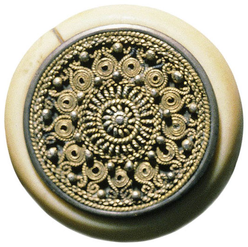 Złoty guzik zdobiony ornamentem, fot. EK Pictures