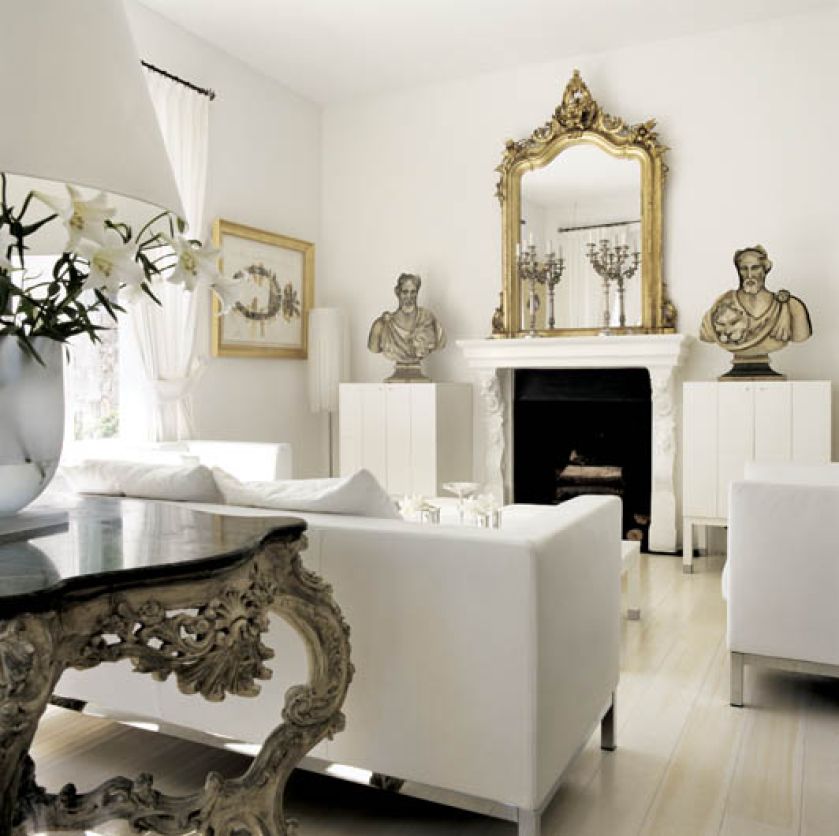 Drewniane popiersia antycznych bohaterów kupione za grosze w lokalnym markecie udają te dostojne, wyrzeźbione w kamieniu.