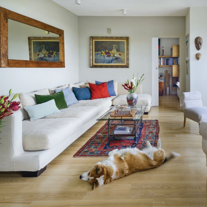 lustro nad kanapą w salonie