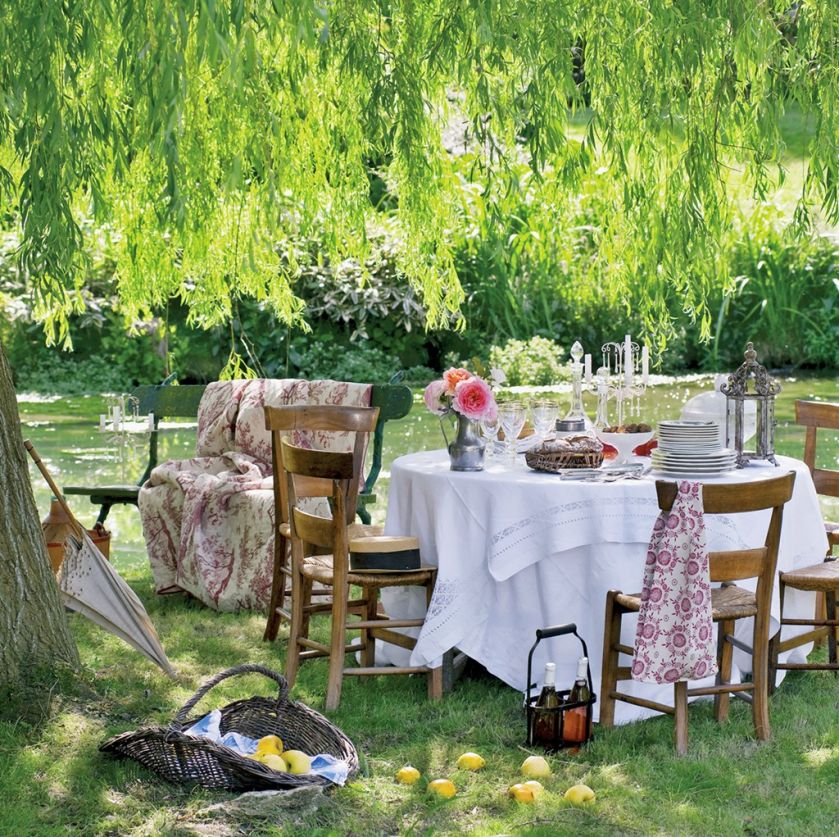 Plain air, czyli świeże powietrze, łono przyrody. Wszystko pięknie, ale szałowych kreacji potrzebują też stoły.