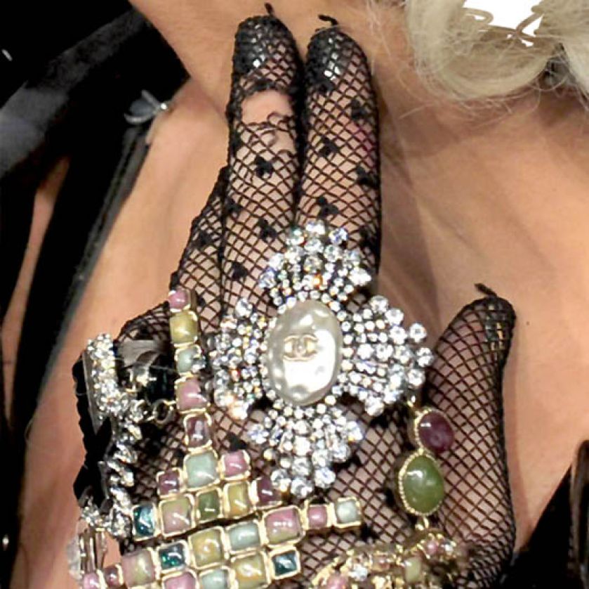 Koronkowa rękawiczka i odważna biżuteria. Glamour czy już kicz?