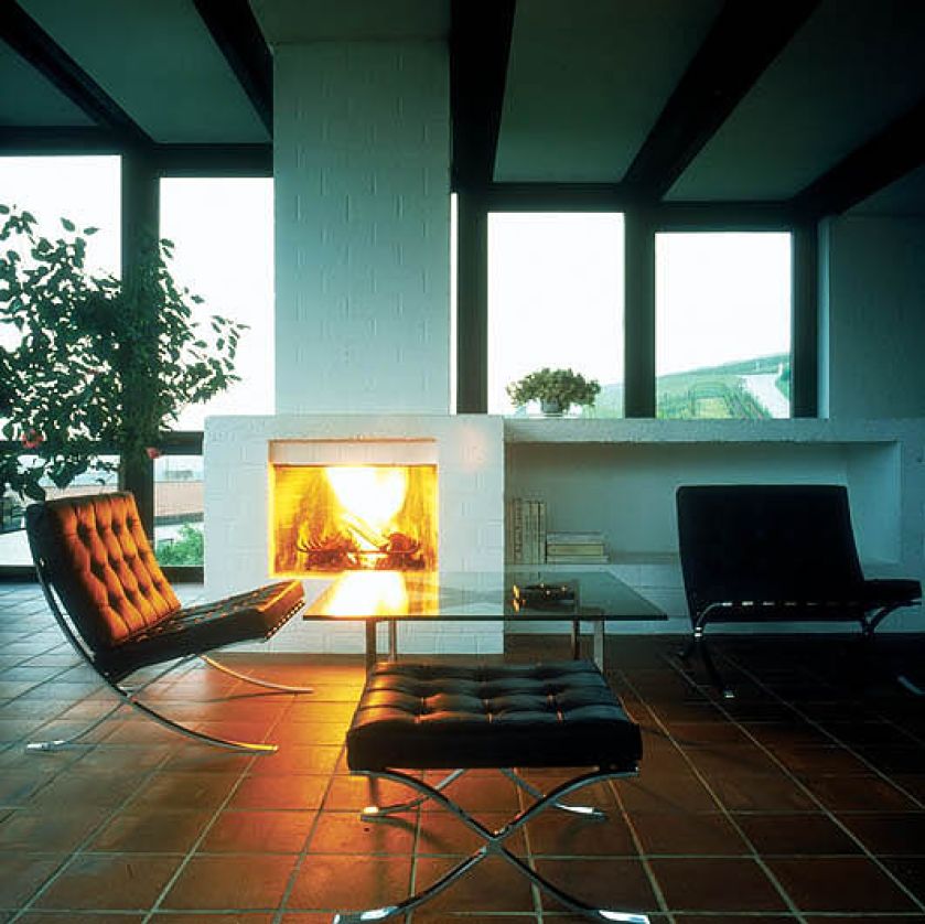 Siedzisko z cielęcej skóry zawieszone na szerokich pasach i lśniących ramach.