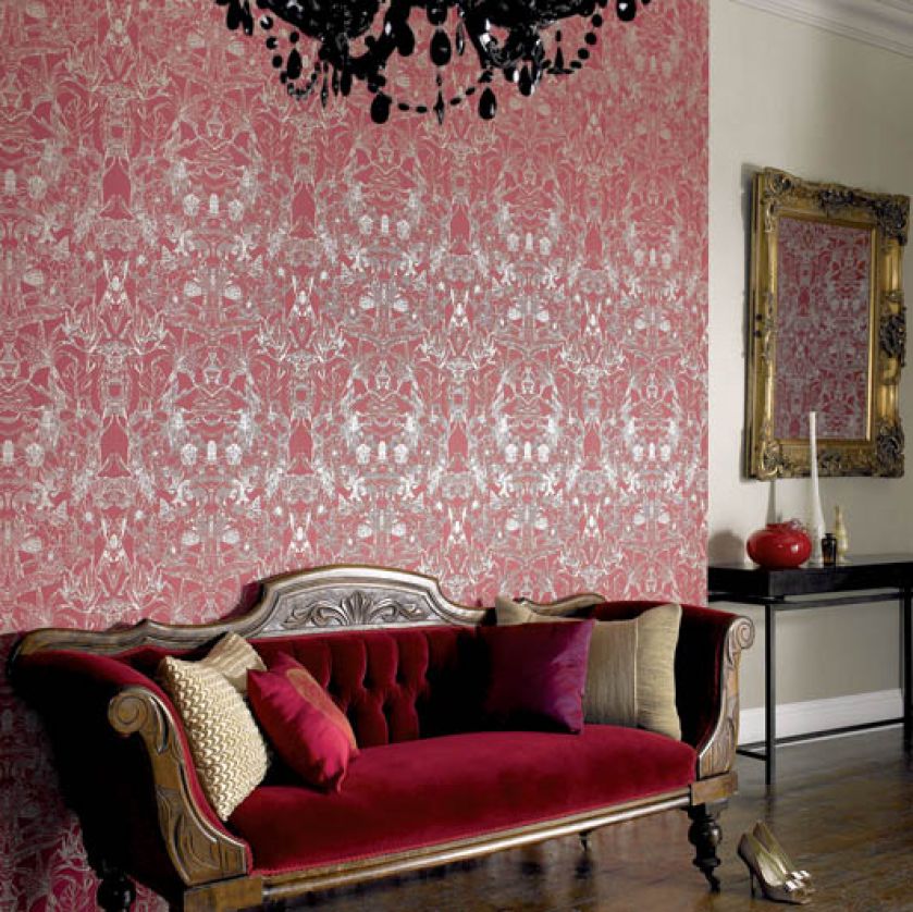 Tapeta na ścianie i oprawiona w złote ramy. EXIM