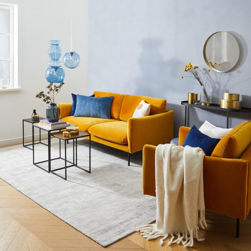 modny granatowo żółty salon