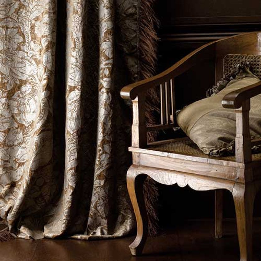 Barokowa tkanina z kolekcji Somerset, ciężka i bogato zdobiona, idealnie pasuje do kolonialnego stylu. FONZI