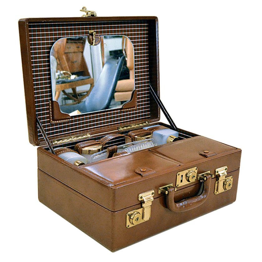 Walizka na przybory kosmetyczne projektu Marka Crossa, który tworzył też perfumy.