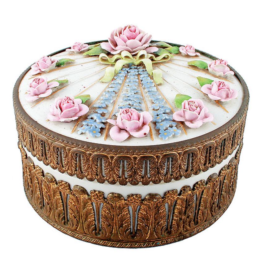 Drezdeńska puderniczka z początku XX w.