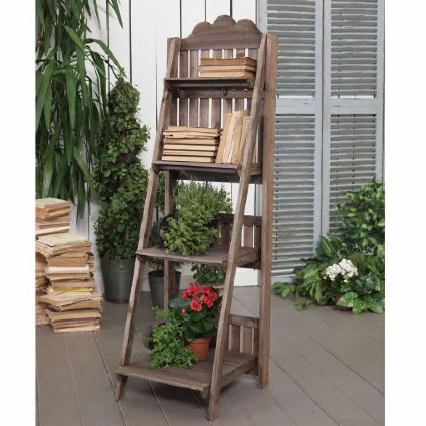 Etażerka Old Country to ciekawe, drewniane rozwiązanie przypominające swoim kształtem starodawną drabinę lub krzesło.