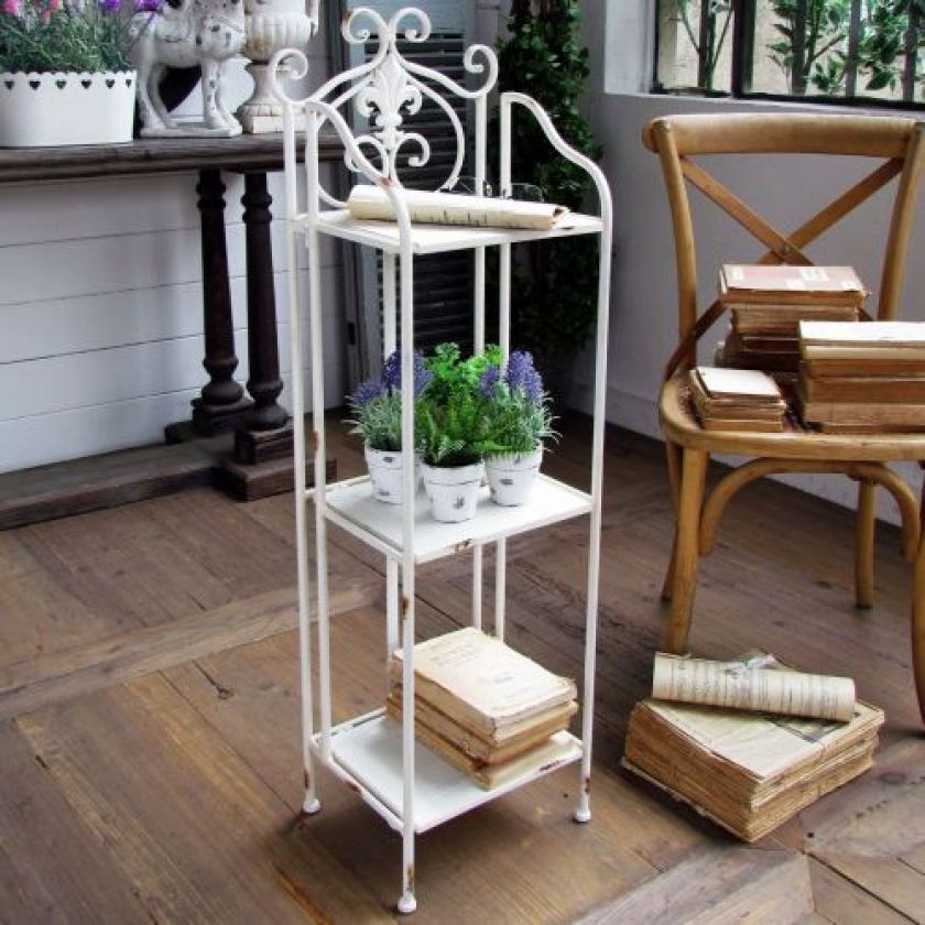 Etażerka White Antique będzie dopełnieniem kompozycyjnym metalowych mebli ogrodowych.