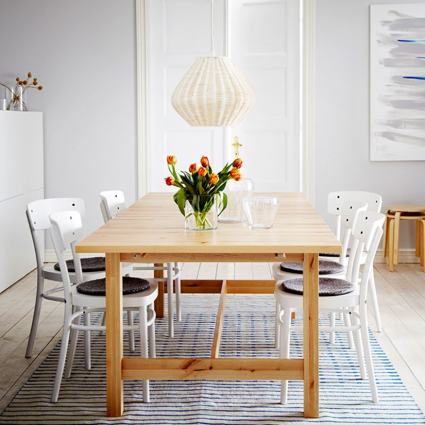 Jasny drewniany prostokątny stół to kalsyka gatunku. Pasuje do większości jadalni i rodzajów krzeseł.