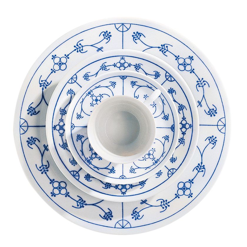 Kobaltowe wzory są malowane pędzelkiem, a potem szkliwione.