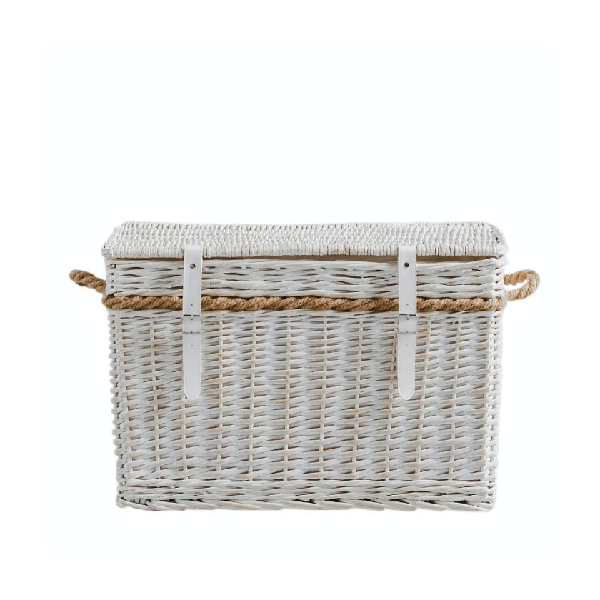 letnie dekoracje do salonu pleciony kufer