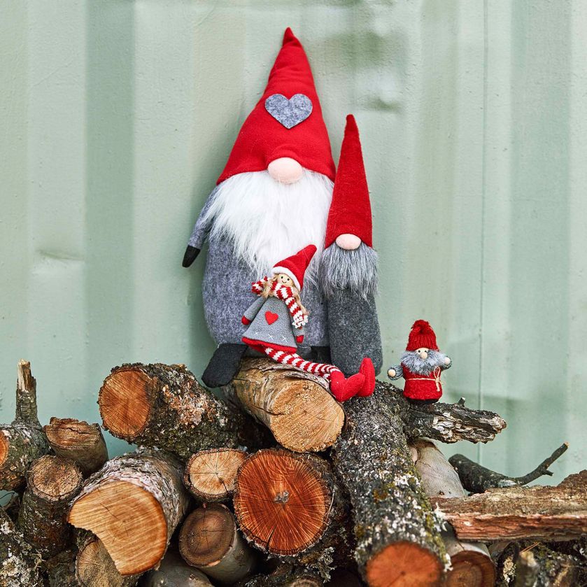 Na parapecie czy na kominku powinny przycupnąć brodate krasnale, renifery, elfy, mikołaje.