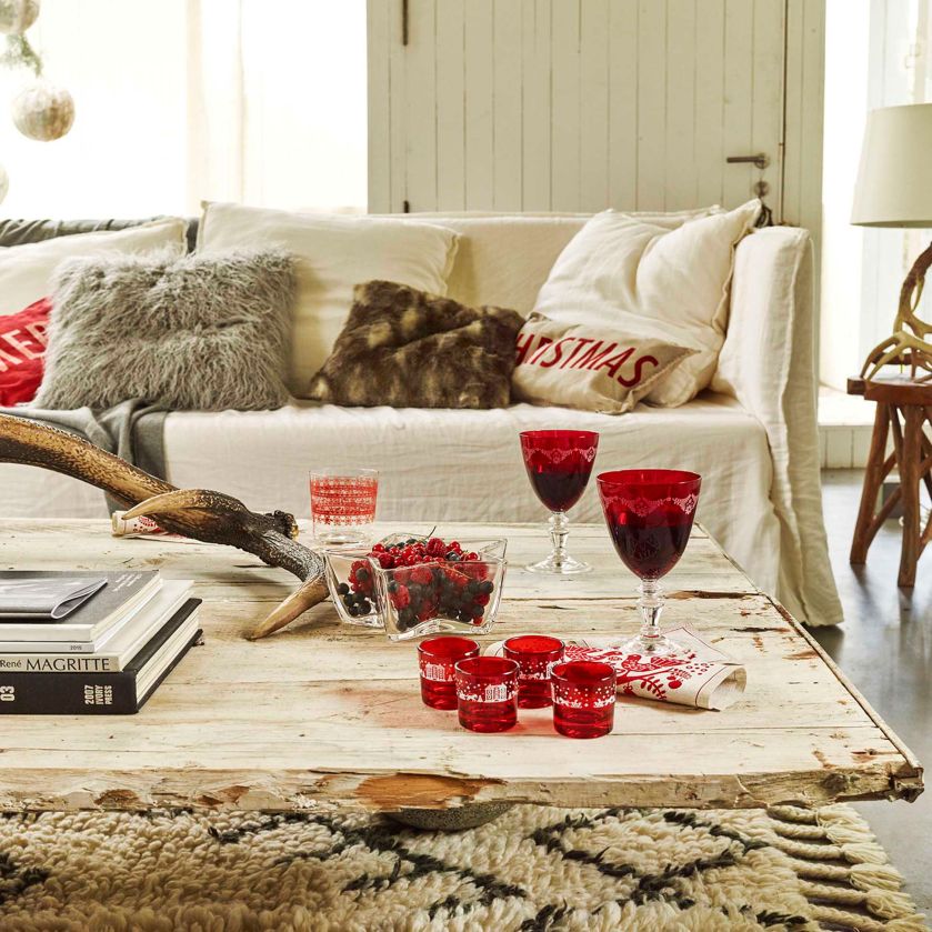 Na prostym jasnym obrusie pięknie wyglądać będzie czerwone szkło, białe talerze i zielone serwetki.