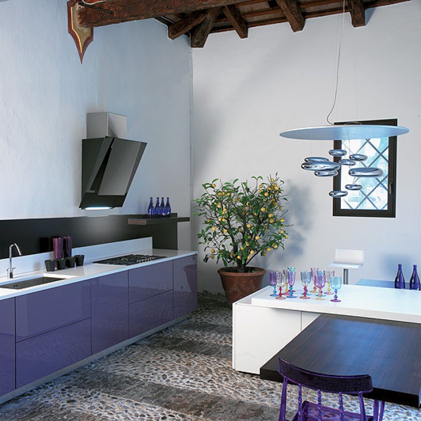 Kuchnia w odważnym kolorze niebieskim.