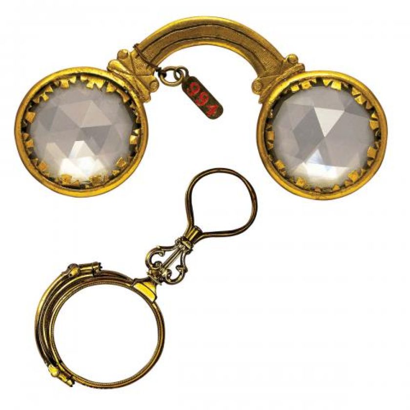 Okulary z kryształowymi szkłami, szlifowanymi fasetkowo, w pozłacanej metalowej oprawie, 1650 r., fot. FORUM. Okulary