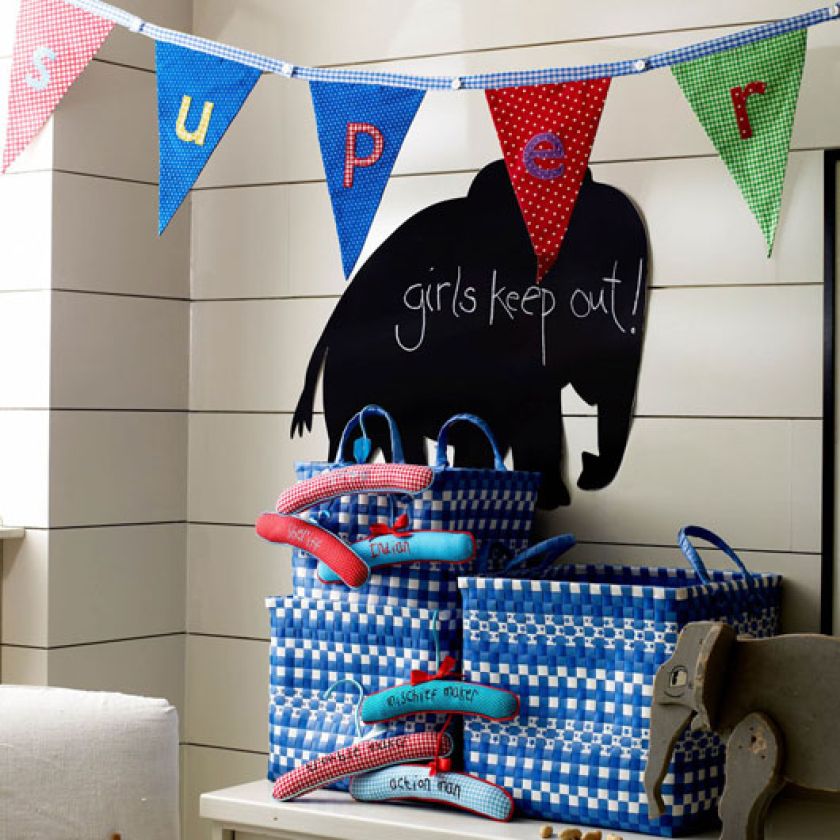 Ozdobne kosze i wieszaki na ubrania. LOVELY HOME