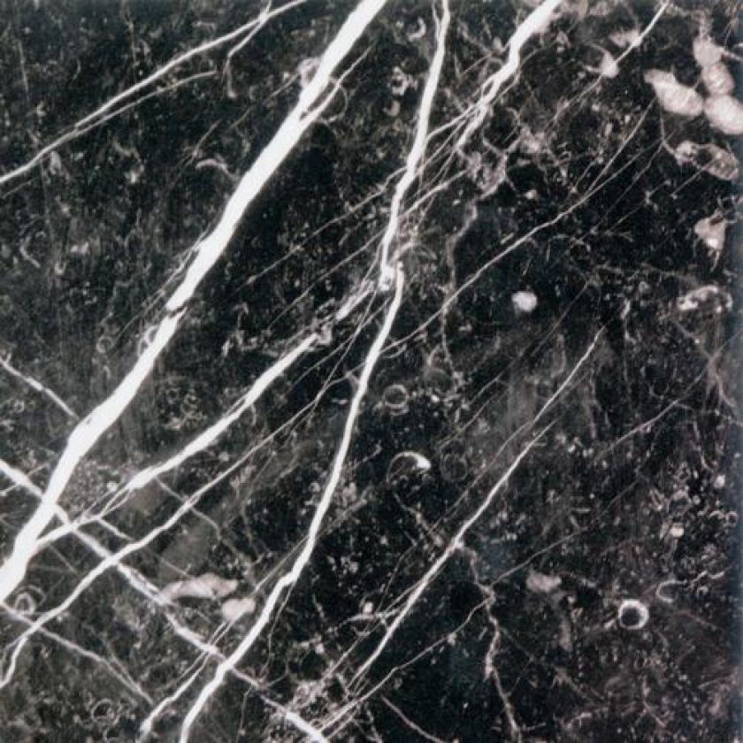 Pięknie żyłkowany hiszpański marmur Negro Marquina od firmy L’Antic Colonial – 806 zł/m². GALERIE VENIS