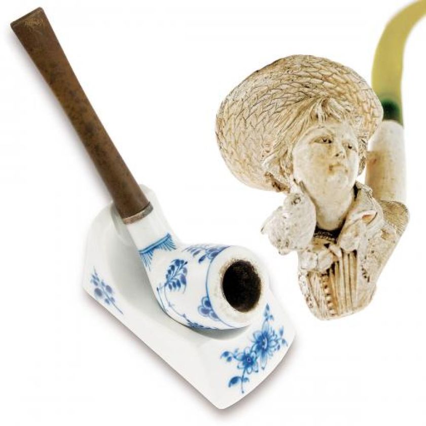 Porcelanowa na stojaczku, zdobiona wzorem cebulowym pod glazurą, Dania, lata 70. XX wieku, Kongelige Danske