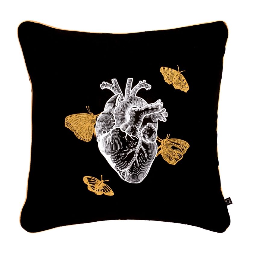 Poduszka haftowana z sercem