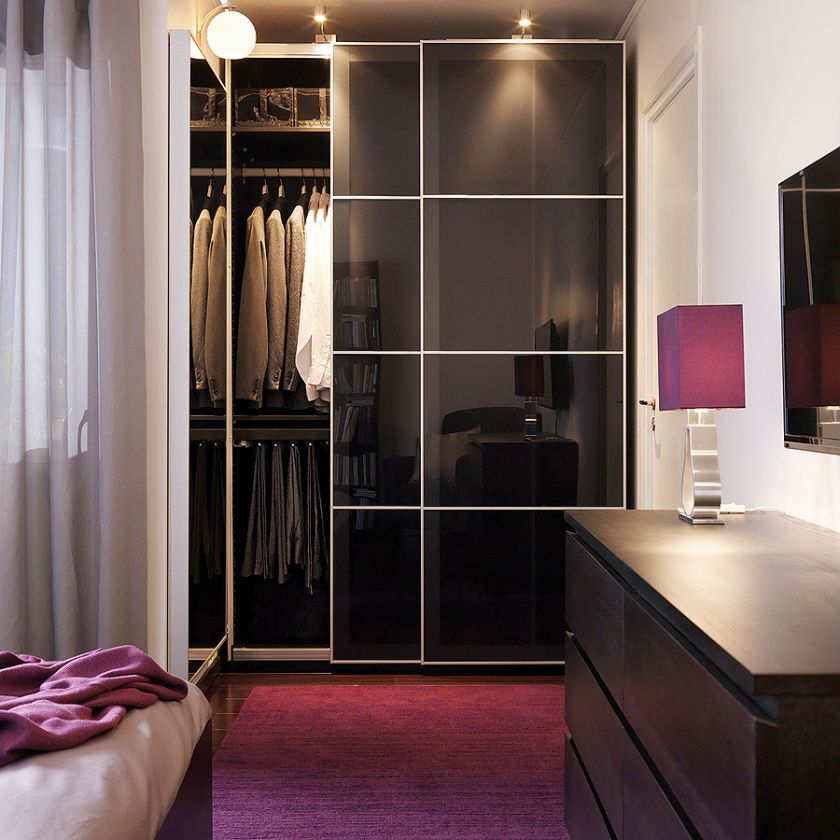 Przesuwne fronty szafy Pax są zrobione ze szkła hartowanego w aluminiowych ramach, 2185 zł, IKEA