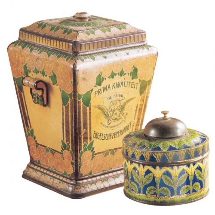 Puszka w typie holenderskim na miętówki. Metalowe pudełko w kształcie ronda, z dzwoneczkiem na wieczku,