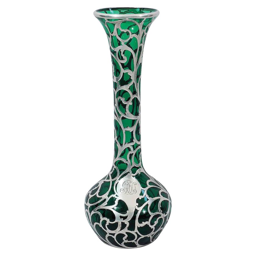 Wazon ze szkła szmaragdowego, Alvin Silver Company, koniec XIX w. 2. Szklana karafka z motywem winogron, Steuben, ok. 1900 r.