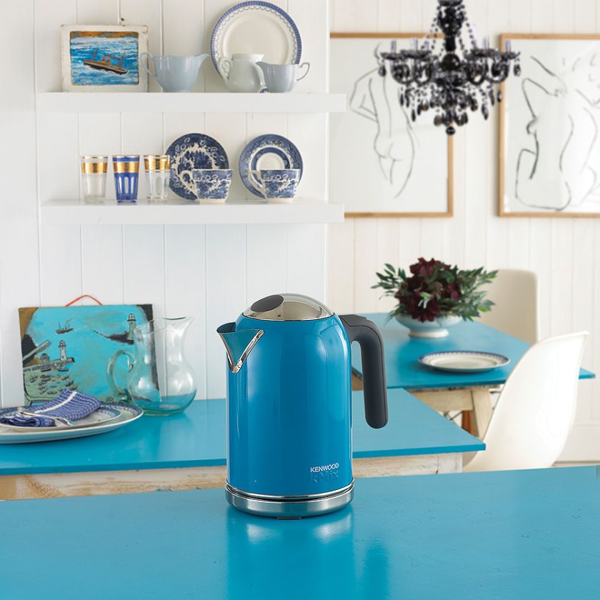 Nowoczesna kuchnia, ale sprzęt agd kolorowy i w stylu retro.