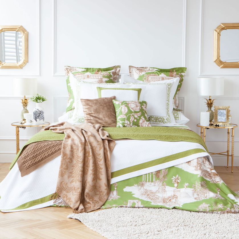 Sypialnia urządzona elegancko, ale bezpretensjonalnie. Świeża zieleń na pościeli dominuje nawet bardziej niż złocone ramy