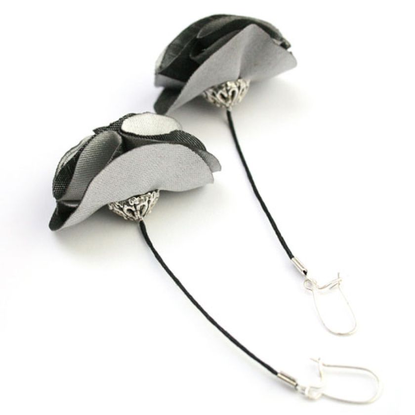 Szare wiszące kolczyki-kwiaty. Dooperelle.pl