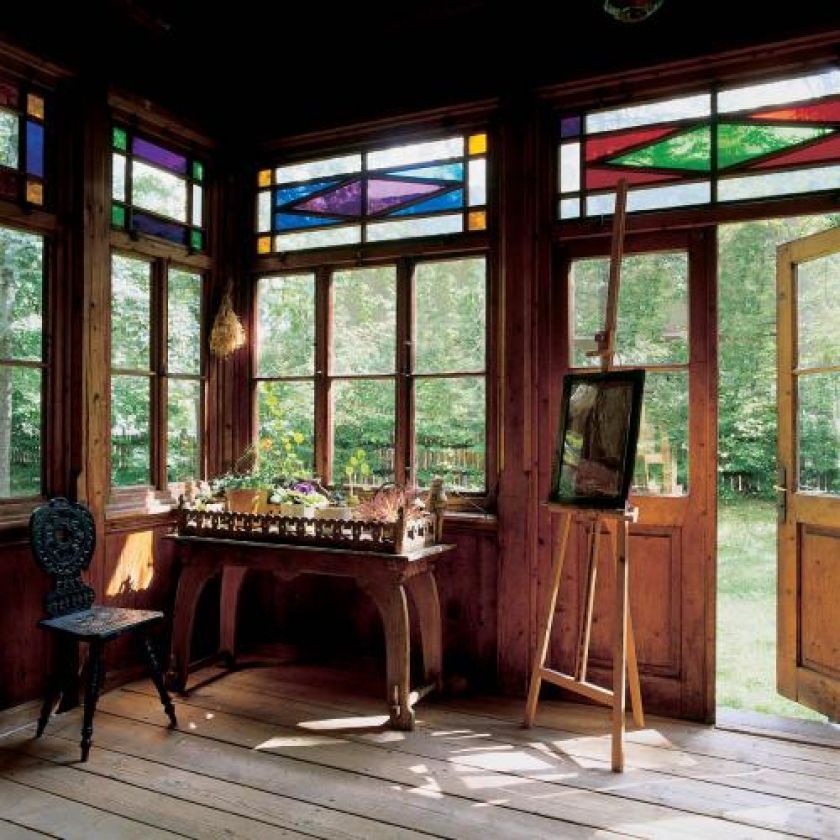 Wnętrze migocze wielością kolorów, kiedy popołudniowe słońce zagląda przez witrażowe okna.