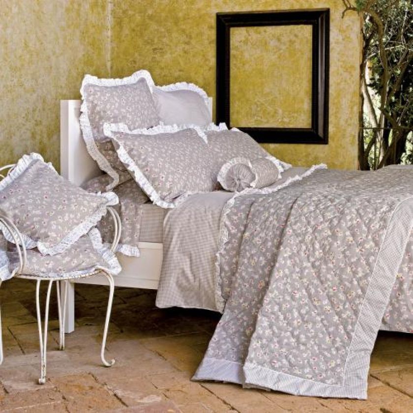 Wraca moda na puchowe piernaty, poduchy, pledy, kapy, falbany, koronki...