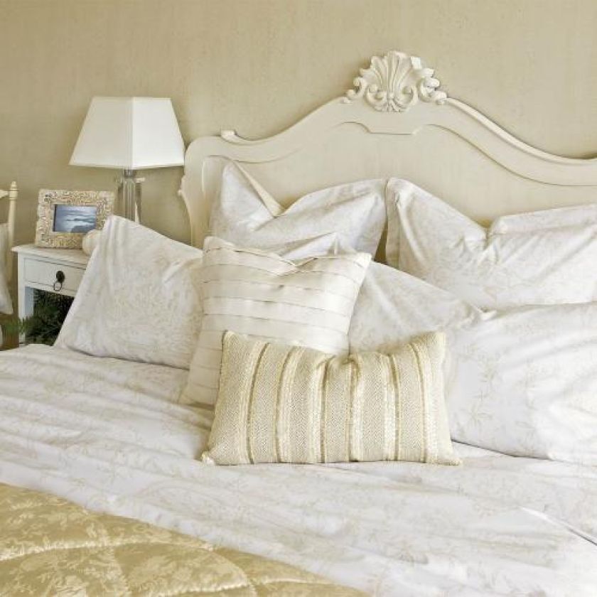 Wraca moda na puchowe piernaty, poduchy, pledy, kapy, falbany, koronki...