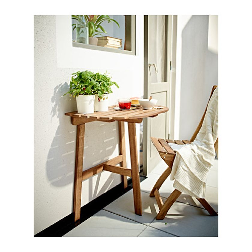 Żeby się zrelaksować na balkonie wystarczy czasem mały stolik, jeden kwiatek i wygodny fotel.