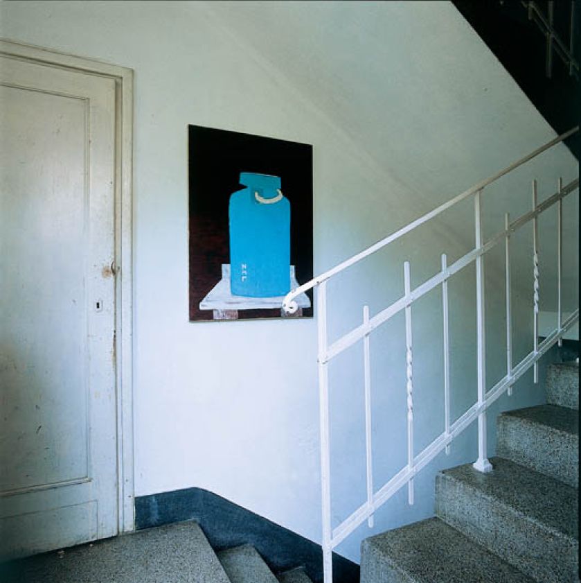 Nie ma mowy o żadnych ekstrawagancjach - schody z lastryko i prosta, stalowa balustrada.