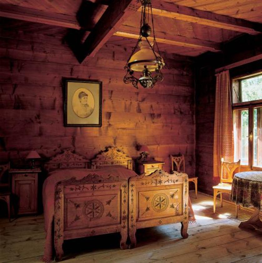 Rzeźbione łóżka zdobią motywy roślinne.