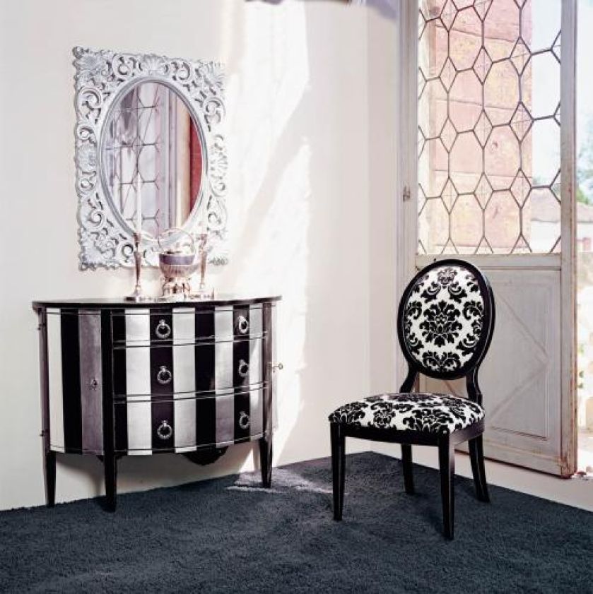 Za konsolę z drewna orzechowego polakierowaną na czarno i pokrytą srebrną folią zapłacimy 6950 zł. Lustro kosztuje 2470 zł.