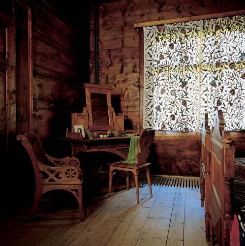 Drewniana toaletka i fotel. Siła Ornaku