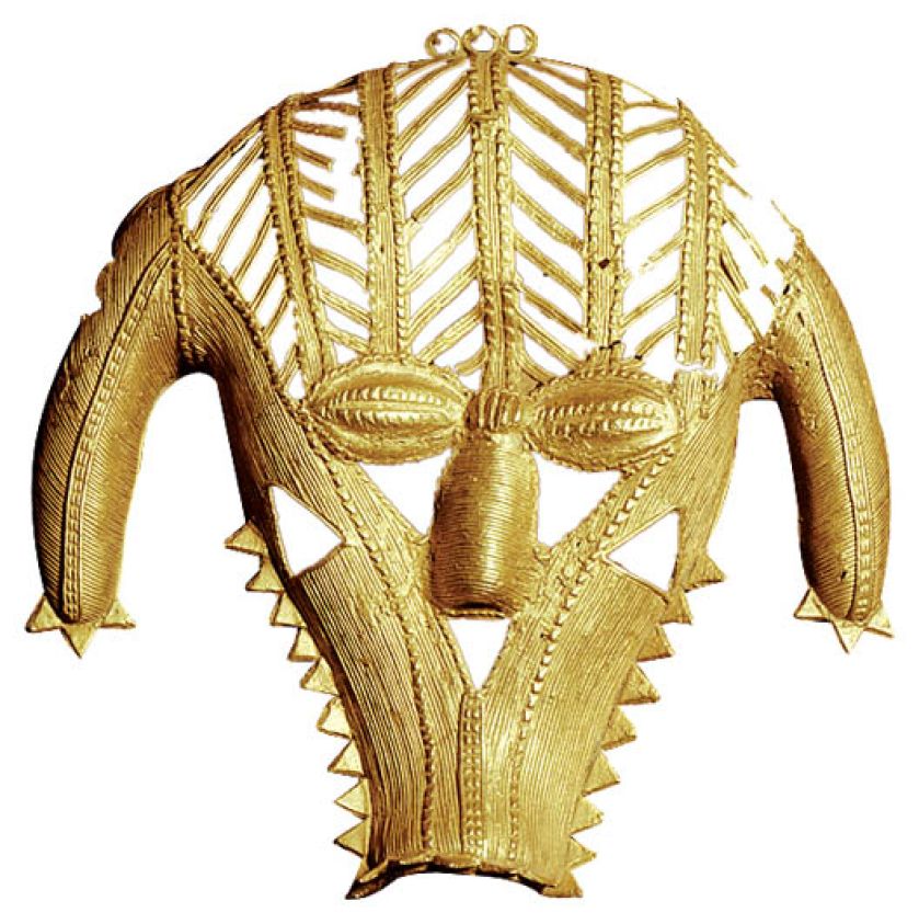 Element biżuterii przedstawiający maskę z rogami. Fot. East News