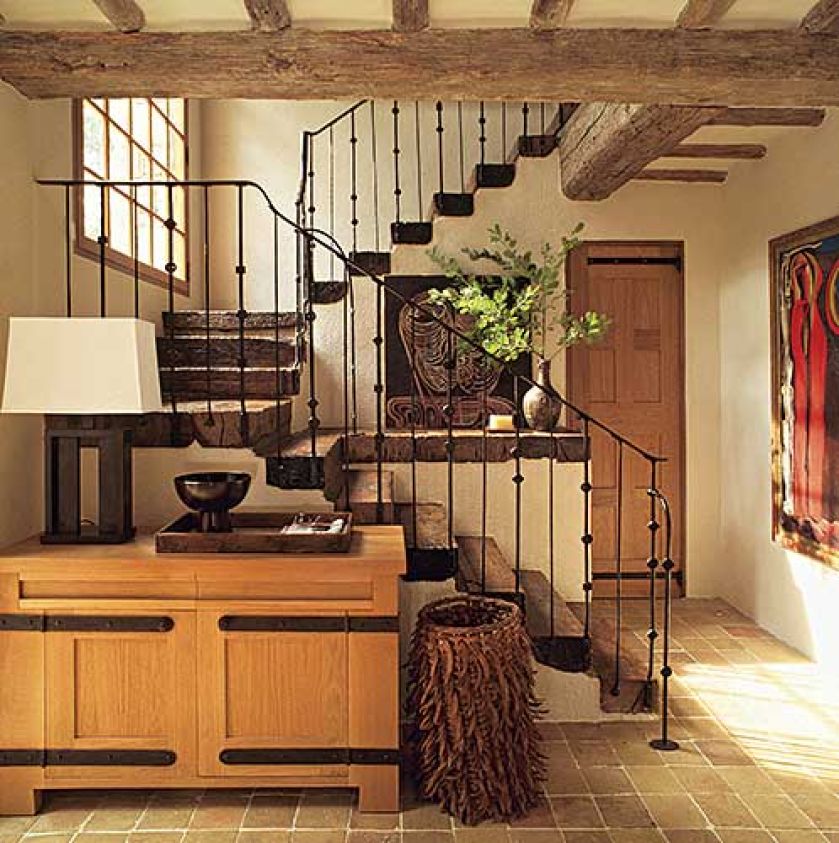 Na piętro prowadzą drewniane schody.