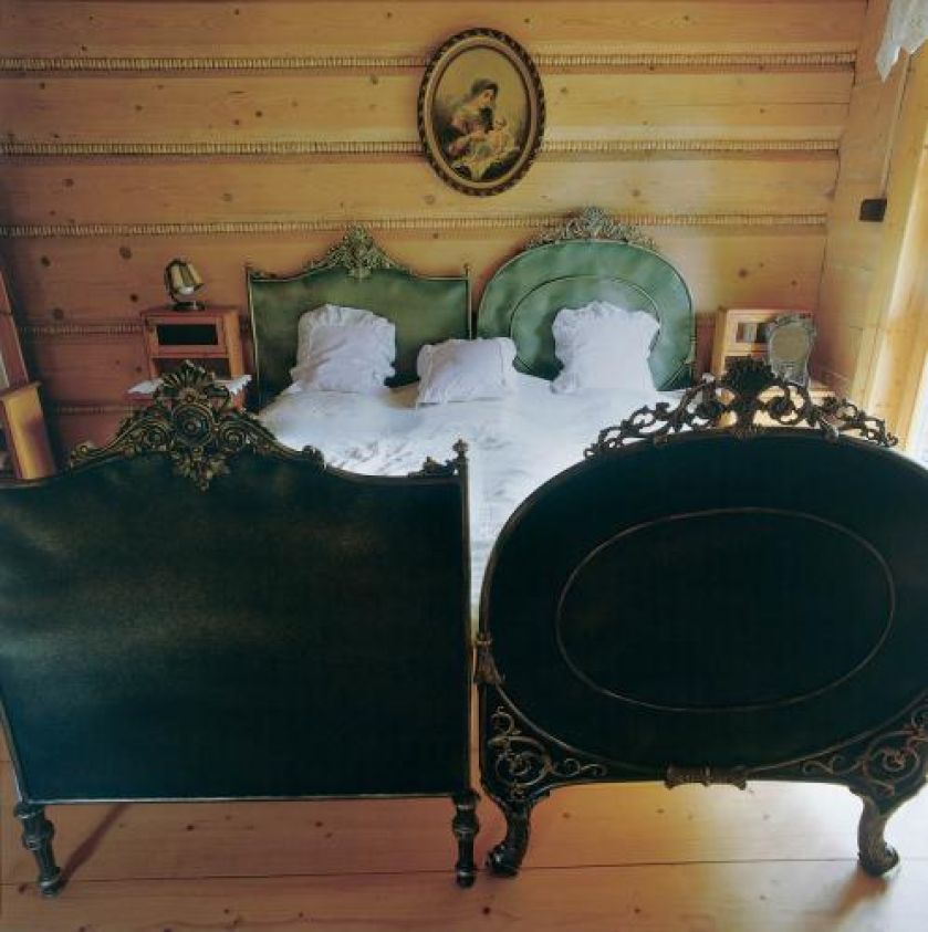 Nad łóżkiem wisi obraz Matki Boskiej.