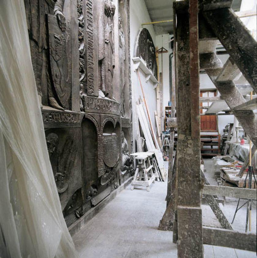 Pracownia Mariana Koniecznego jest ogromna, drugiej takiej nie ma ponoć w Krakowie.